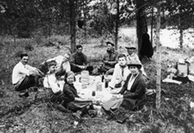 Arthur Conan Doyle and family enjoying a picnic during their 1923 visit to Canada