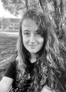 Mirka Loiselle in front of a tree.